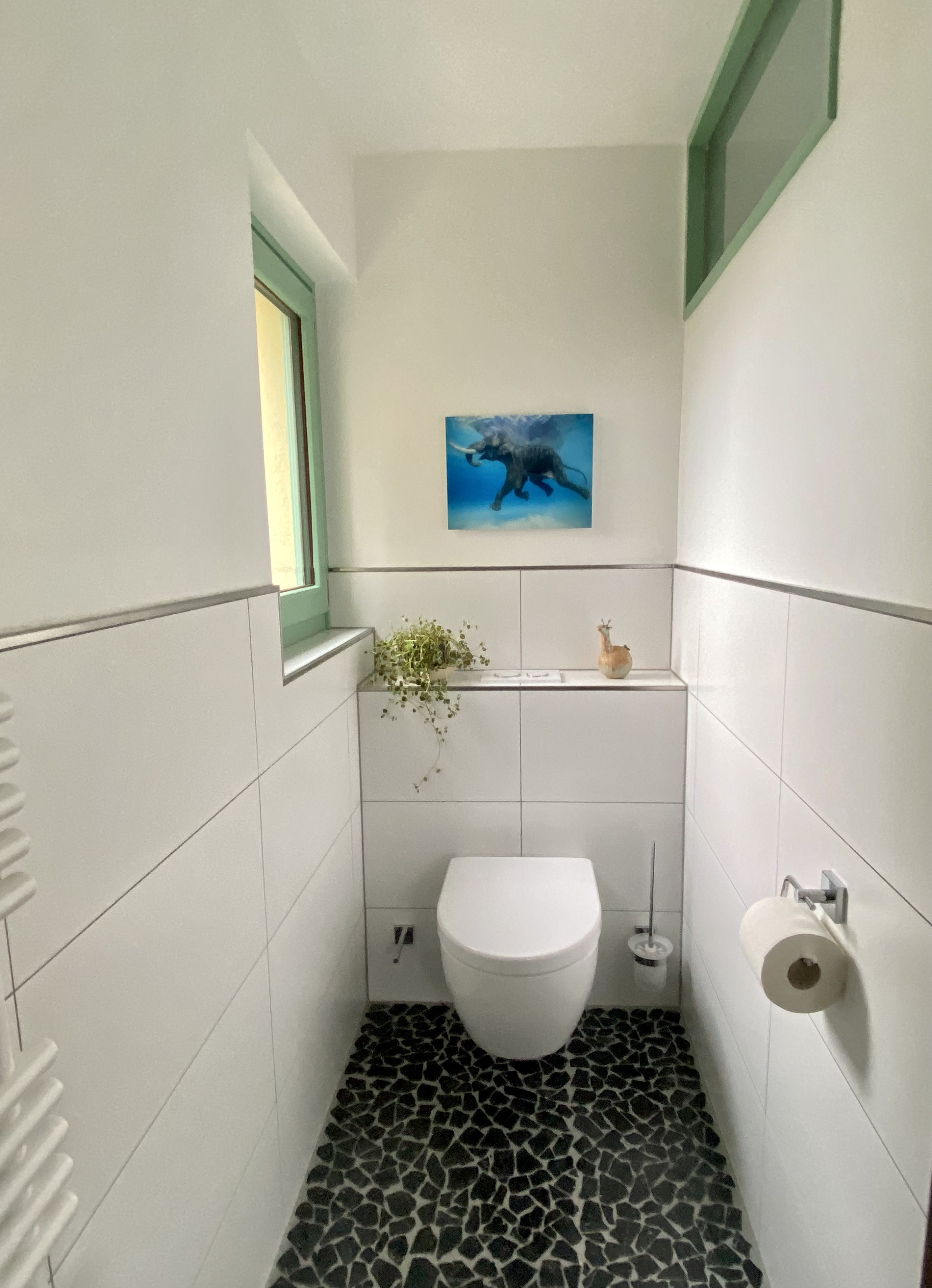 Gäste-WC mit Naturstein-Mosaikboden