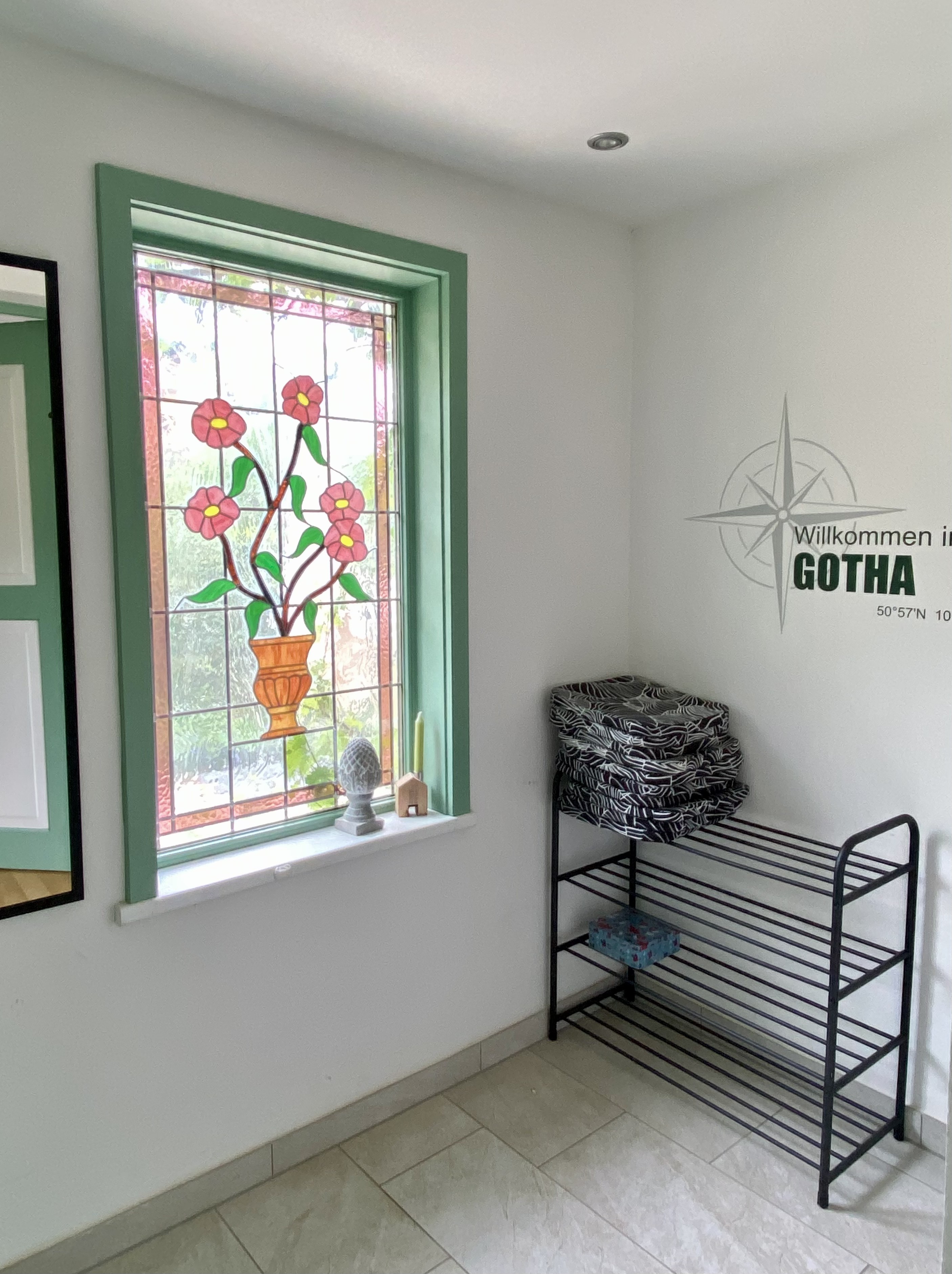 Eingangsbereich mit Bleiglasfenster und Willkommen-in-Gotha-Wandtattoo