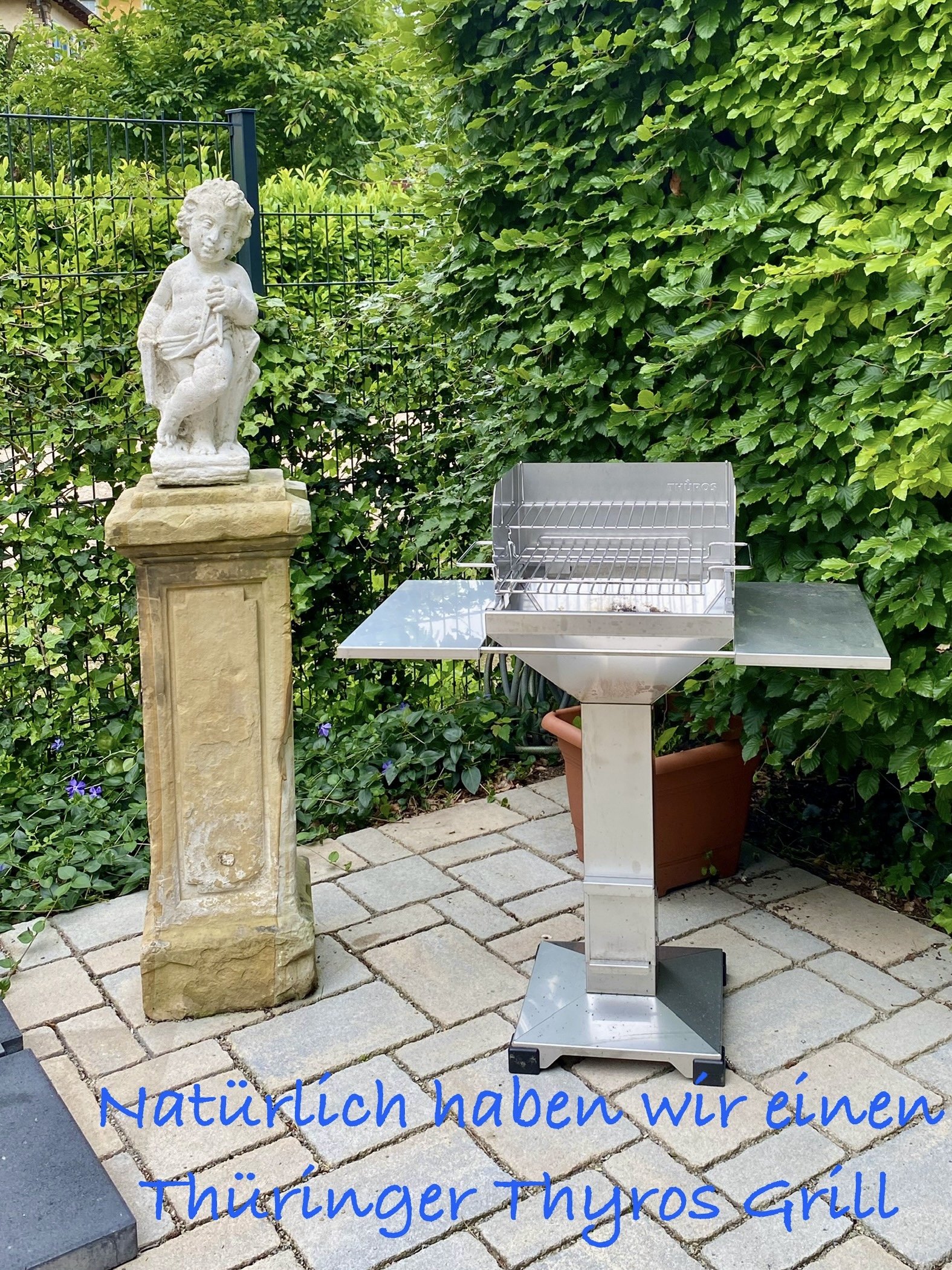 Thüringer Thyros Edelstahlgrill im Garten