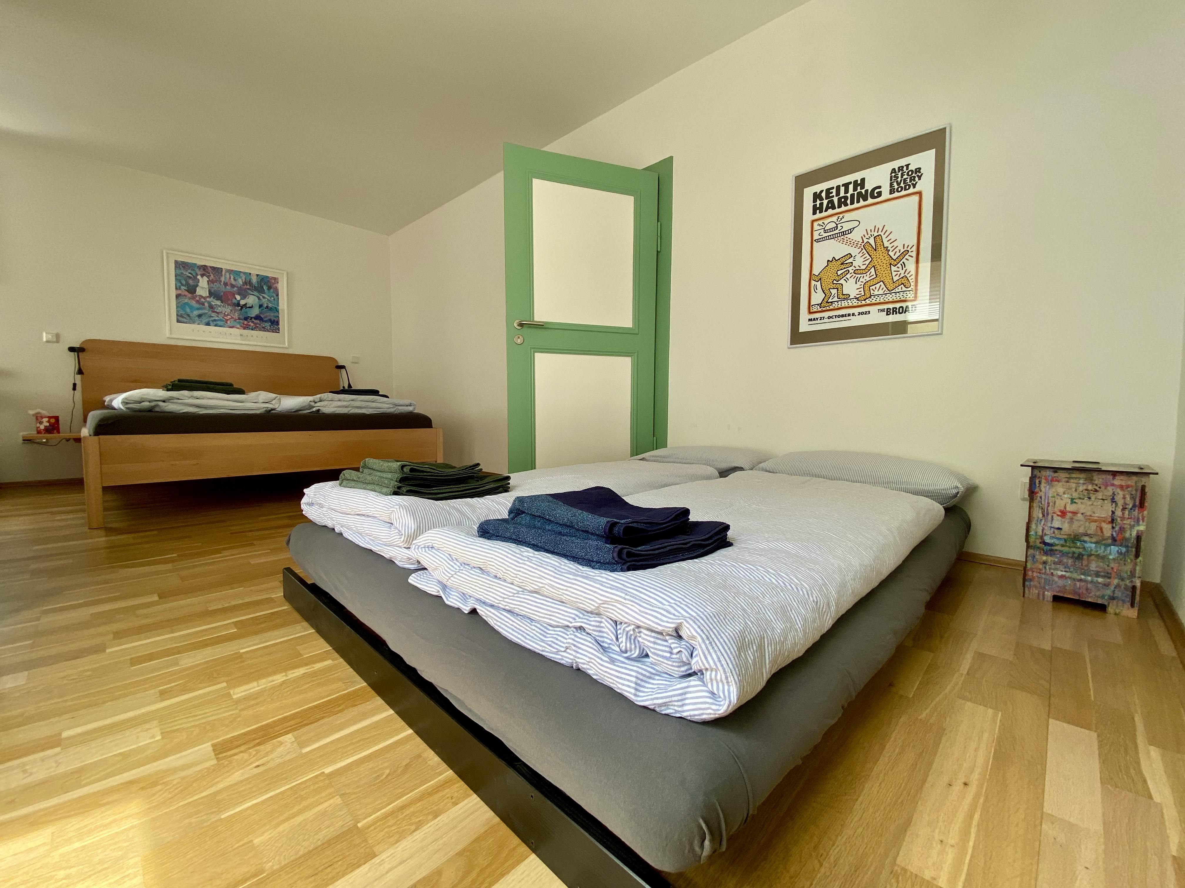 Geräumiges Gästezimmer mit Doppelbett und Schlafcouch