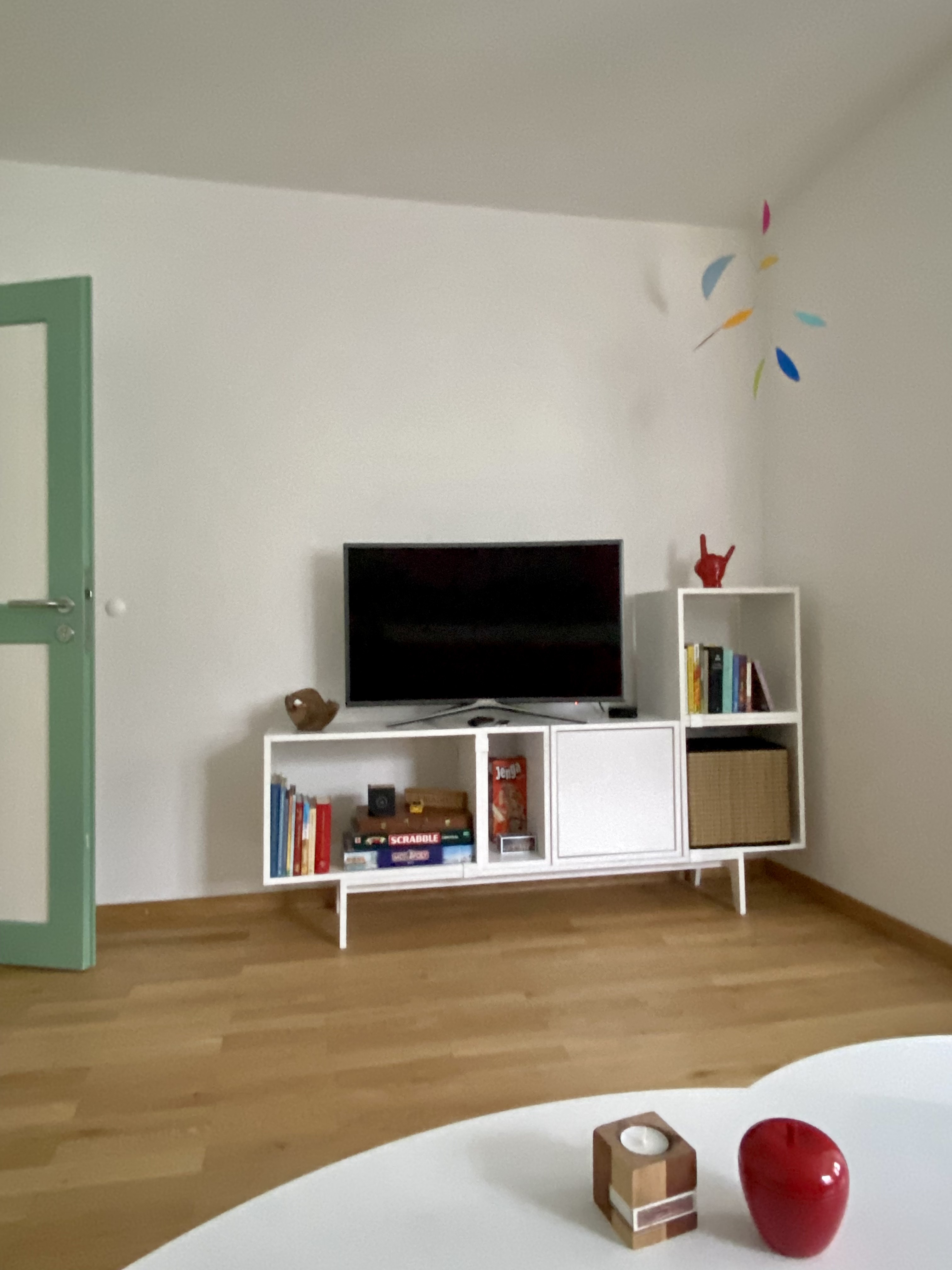 Smart-TV mit Gesellschaftsspielen und Calder-Mobile