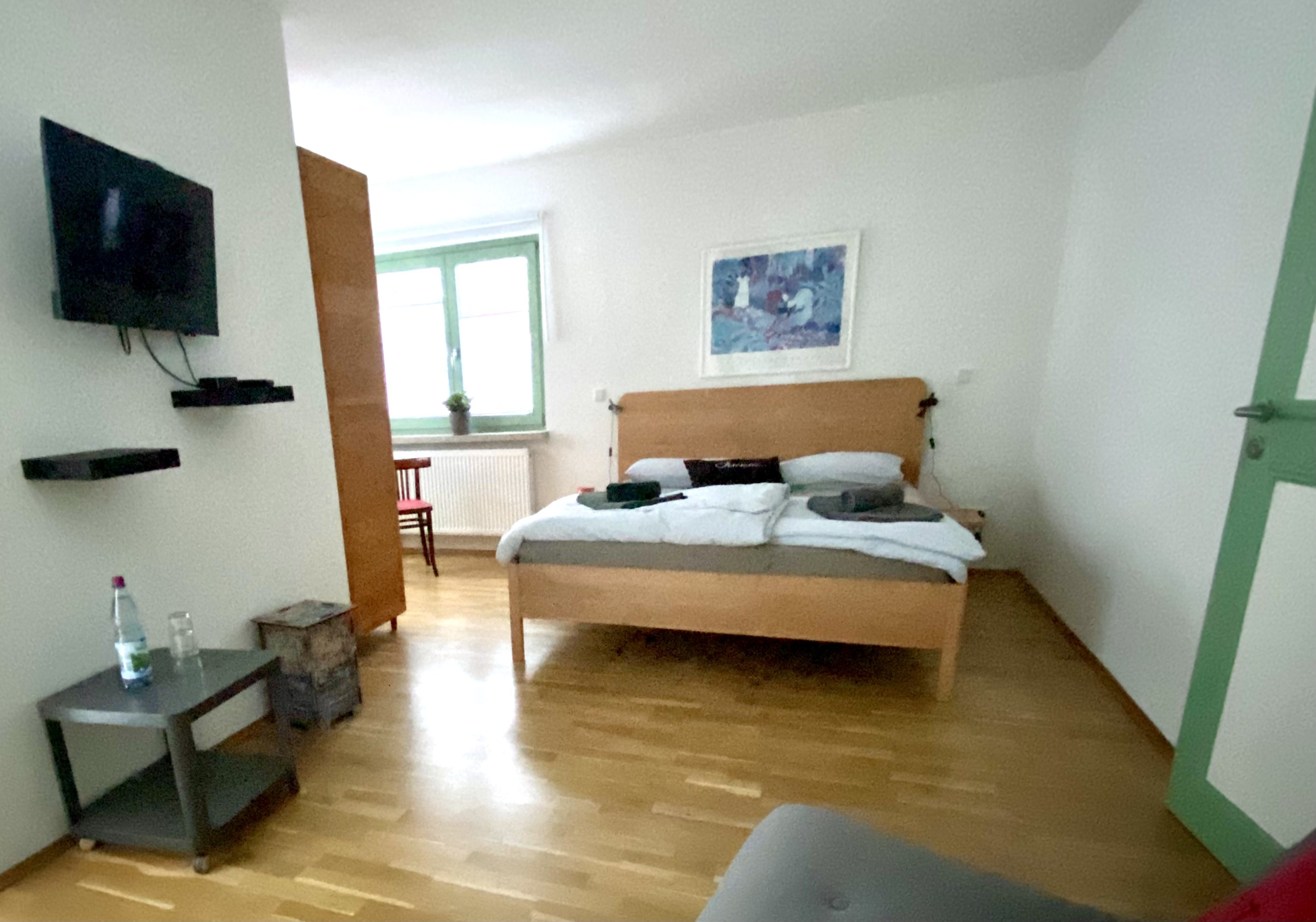 Hauptschlafzimmer mit Eichenholzbett und Smart-TV